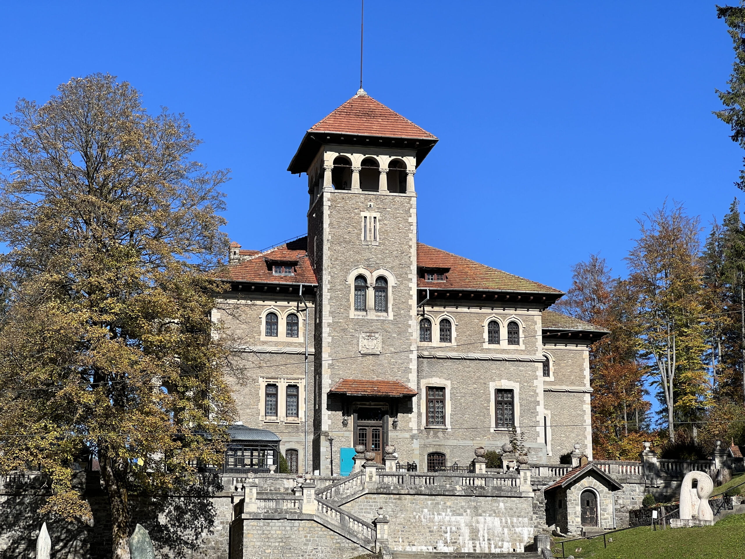 הטירה של וונסדיי ״אקדמיה נוורמור״